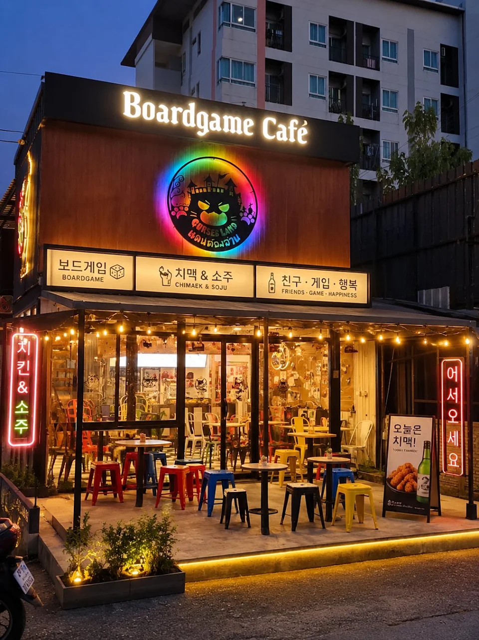 ร้านลำยองและ Boardgame Café ตึก Park-In หลังแหลมทอง บางแสน ตอนกลางคืน