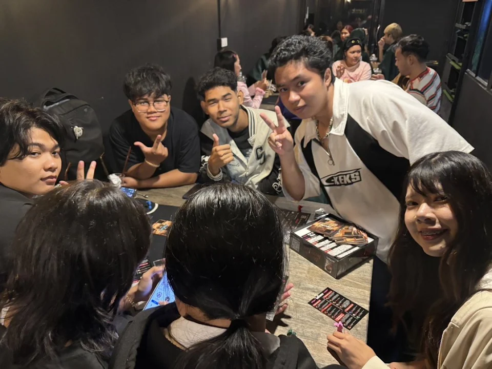 เพื่อนกลุ่มใหญ่เล่นบอร์ดเกมที่ The 5th Floor หลังแหลมทอง บางแสน